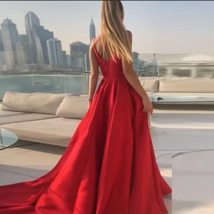 Robe de soirée élégante en satin rouge avec dos nu et grande fente, vue de dos