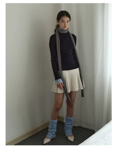 Detailed view of grey skinny knit scarf paired with a stylish millennium Y2K outfit style