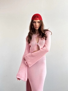 Détail de l'ensemble deux pièces en tricot rose avec cardigan lacé et jupe fendue