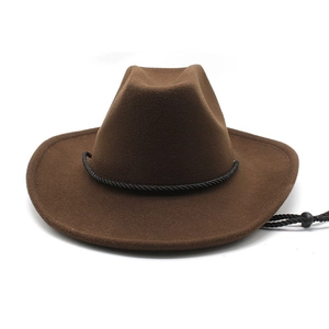 Détail d'un chapeau de cowboy marron en feutre avec cordelette noire et lanière réglable