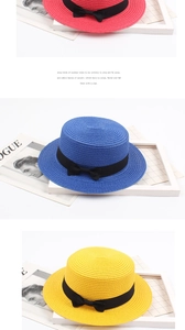 Détails de chapeaux de paille canotiers en rouge, bleu et jaune avec nœud noir
