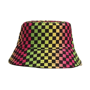 Chapeau bob à carreaux colorés avec motif dégradé vibrant pour protection solaire