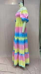 Seitliche Ansicht eines Regenbogen-Maxikleides mit schulterfreiem Design und Stufenrock