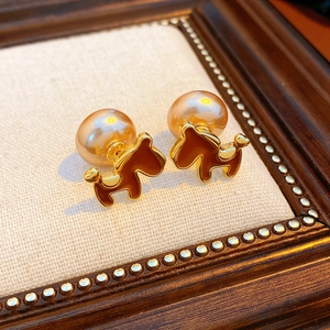 Boucles d'oreilles perles chiot créatives avec perle champagne et émail marron chic
