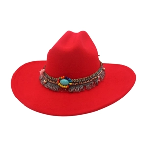 Chapeau de cow-boy rouge avec pierres turquoises et décorations bohèmes à franges