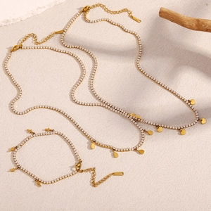 Détail de l'ensemble bijoux plaqué or 18K avec breloques cœur et zircons brillants