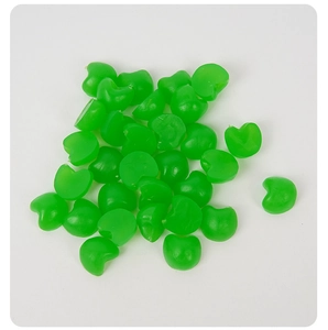 Foto macro de mini piezas de fruta verdes en forma de corazón para manualidades DIY