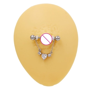 Detail eines silbernen Brustpiercings mit Kette und herzförmigen Kristallen am Modell