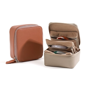 Quadratisches Schmucketui aus PU-Leder in Braun und Beige mit praktischen Trennfächern