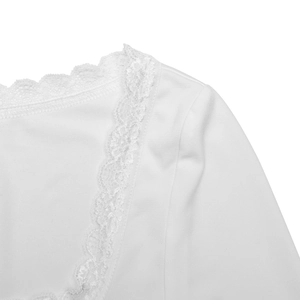 Détail d'un body blanc à fines côtes avec bordure en dentelle délicate au col et aux épaules
