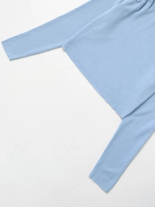 Dettaglio della trama a coste in maglia azzurra che mostra la qualità del tessuto