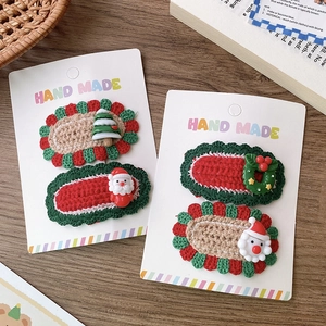 Handgefertigte Weihnachts-Häkel-Haarspangen mit Weihnachtsmann und Baum auf Karte