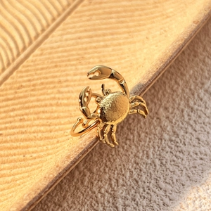 Fashionable crab shaped stainless steel ring for women with unique hammered gold finish