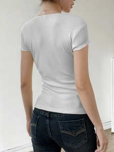 Vista posteriore di una t-shirt bianca Y2K a maniche corte con trama a coste verticali