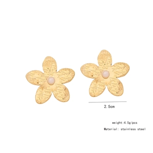 Nahaufnahme von 2,5cm Gold-Blumenohrsteckern mit Perle und gebürstetem Edelstahl