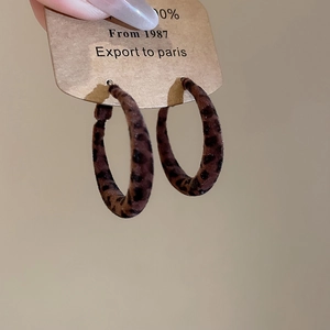 Vue détaillée des créoles à motif léopard floqué marron sur carte d'emballage
