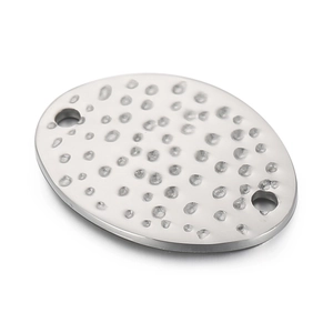 Vue macro d'un pendentif ovale en acier inoxydable avec texture martelée et deux trous