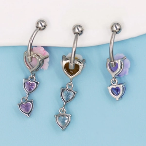 Vue détaillée du dos des piercings de nombril en argent avec pendentifs papillon évidés