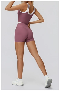 Détail du short de yoga taille haute et soutien-gorge de sport rose et blanc