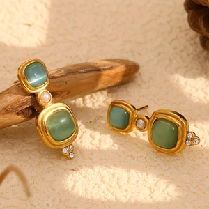 Boucles d'oreilles vintage dorées 18K avec gemme verte, perle blanche et accents cristal