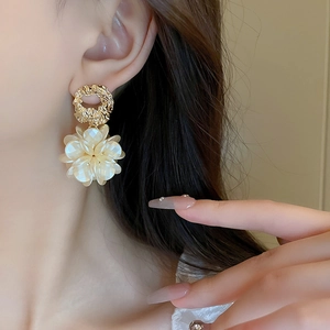 Boucles d'oreilles fleur blanche rétro avec anneau doré texturé pour femmes
