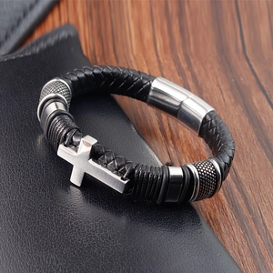 Bracelet pour homme en cuir tressé noir avec breloque croix en acier et fermoir aimanté