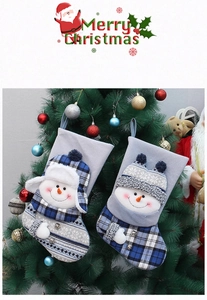 Détail de chaussettes de Noël en tissu bleu et gris avec bonhomme de neige en 3D