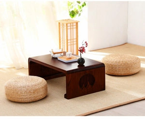 Tavolo tatami in legno massiccio giapponese con due cuscini tondi in paglia intrecciata