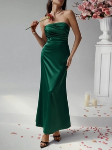 Details des eleganten, trägerlosen, dunkelgrünen Satin-Abendkleids in langer Silhouette