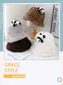 Dettaglio dei cappelli a secchiello in peluche panda in marrone, grigio, caffè e bianco