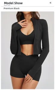 Dettaglio del set yoga nero 3 pezzi con giacca zip, reggiseno sportivo e pantaloncini alti
