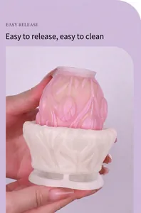Vista macro dello stampo in silicone a tulipano che mostra come estrarre la candela