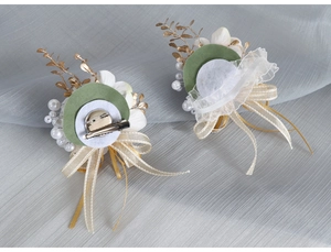 Dettaglio del retro della boutonniere a rosa bianca con clip in metallo su seta grigia