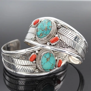 Bracciale bohémien in argento con turchese, corallo e incisioni di piume in stile etnico