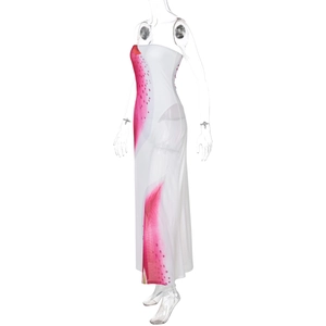 Détail d'une robe bustier blanche en mesh à fleurs avec fente latérale et motif abstrait