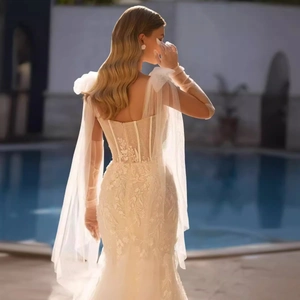 Elegante abito da sposa a sirena in pizzo avorio con schiena scoperta e guanti velati