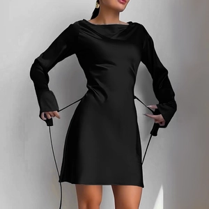Robe courte élégante en satin noir à manches longues avec cordon de serrage réglable