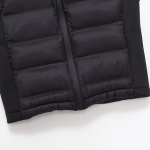 Gilet à capuche rembourré noir avec un design matelassé et une fermeture éclair de qualité