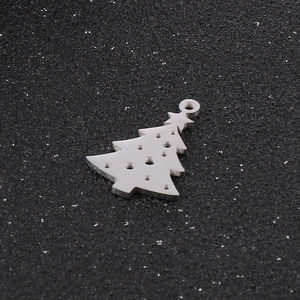 Dettaglio del ciondolo ad albero di Natale in acciaio inox argento con trafori