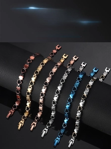 Serie di bracciali magnetici a cuore in acciaio al titanio su display in pelle nera