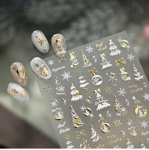 Detailansicht von 3D-Weihnachts-Nagelstickern mit goldenen Rentier- und Baummotiven