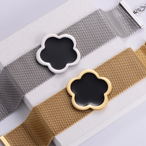 Auffälliges Metall-Netzarmband mit fünfblättrigen Blumenanhängern in Gold und Silber
