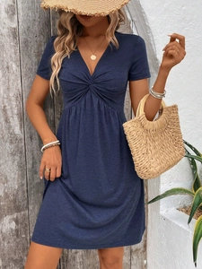 Vestido azul oscuro con cuello en V, detalle de nudo frontal y cintura ajustada sexy