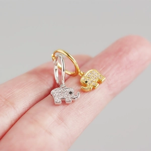 Nahaufnahme der S925 Sterling Silber Elefanten-Ohrringe mit glitzernden Strasssteinen
