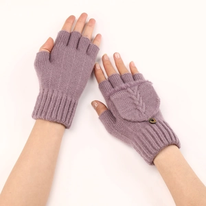 Dettaglio della maglia viola di guanti senza dita con patta, motivo a treccia e bottone