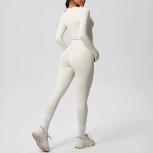 Détail du crop top crème à manches longues et legging taille haute avec poches latérales