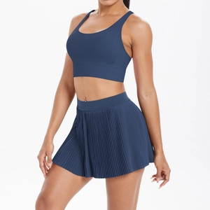 Vue détaillée d'un ensemble de sport bleu foncé avec brassière et jupe plissée