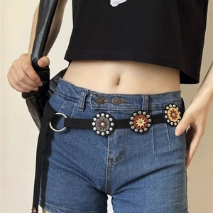 Ceinture bohème en cuir noir avec disques métalliques floraux et rivets pour femmes
