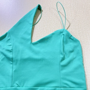 Détail du caraco vert citron avec décolleté asymétrique et texture côtelée fine