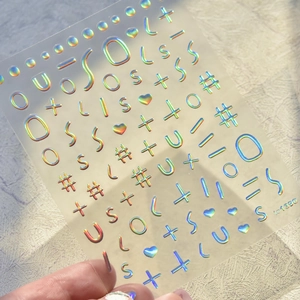 Vista macro de pegatinas 5D holográficas para uñas con diseños geométricos de corazones 3D